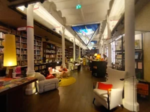 Finestres Cafetería con Librería