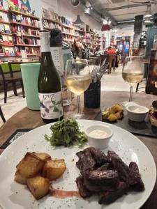 Ubik Cafetería con Librería