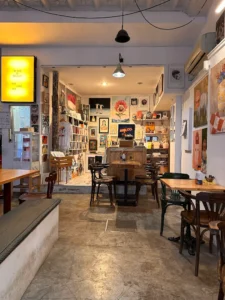 Un Gato en Bicicleta Cafetería con Librería